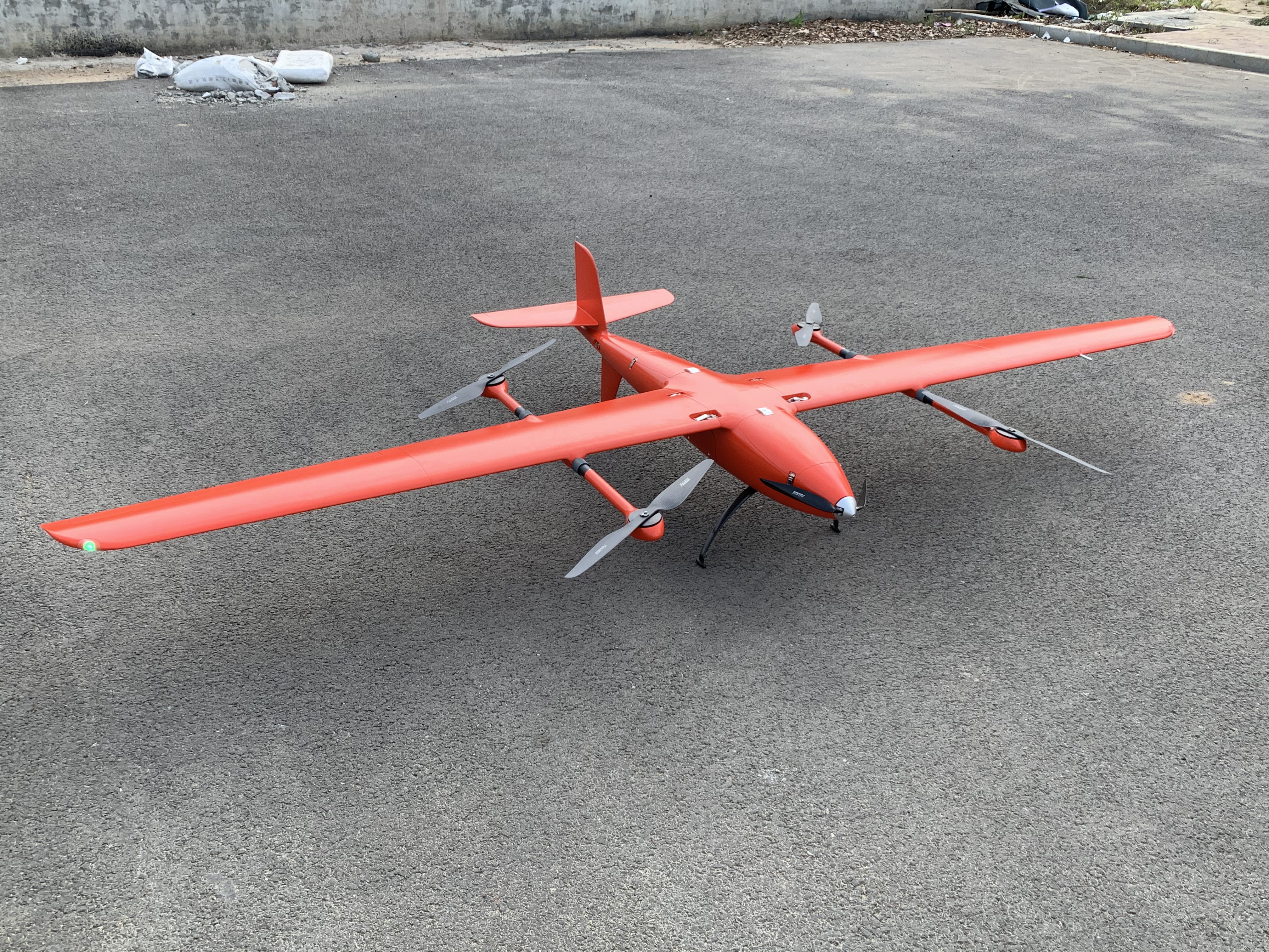 大飛機(jī)航攝(左)<a href='http://www.nb-yyqx.cn/typearticle/330-1.html' target='_blank' title='無(wú)人機(jī)航攝'><strong>無(wú)人機(jī)航攝</strong></a>(右)